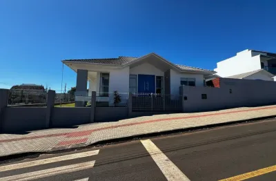 Linda casa com 03 suítes, mobiliada, salão de festas e piscina.