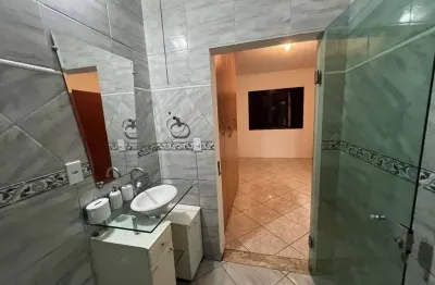 Casa térrea com 2 dormitórios,   1 suíte,  sala de estar e jantar integrada à cozinha, escritório,  2 vagas. jardim itália,  varzea paulista-sp