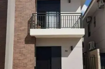 Lindo sobrado em condomínio com lazer completo,  2 suítes,  sala ampla,  cozinha americana, lavabo, quintal,  2 vagas. medeiros,  jundiaí-sp