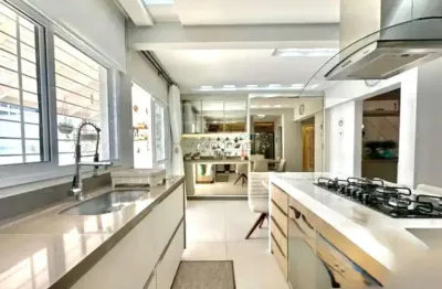 Casa à venda em Florianópolis, Balneário, com 4 quartos, com 358 m²