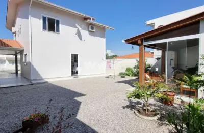 Casa com 3 quartos à venda na rua graciliano carlos de quadros, 64, centro, palhoça por r$ 1.040.000