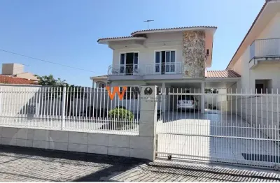 Casa com 3 quartos à venda na rua graciliano carlos de quadros, 64, centro, palhoça por r$ 1.040.000