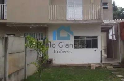 Casa em cotia c/ 2 quartos, 1 suíte, 2 vagas e quintal c/ gramado espaçoso!