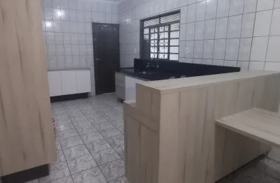 Casa com 3 dormitórios, área de churrasco, garagem coberta com 3 vagas