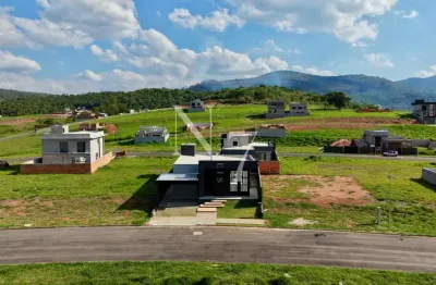 Casa em condomínio com 03 dormitórios, piscina e área gourmet!