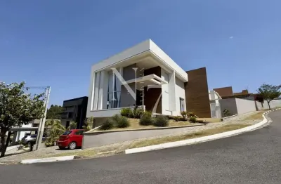 Casa em condomínio com três suítes, móveis planejados e piscina!