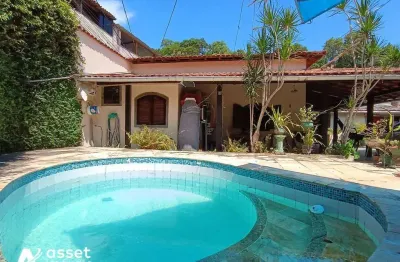 Asset Imóveis vende casa linear com 3 quartos (1suíte com closet), 200m², por R$ 740.000