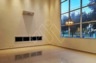 Sobrado com 3 suítes, vagas para 14 veículos, área construída de 298,00m², no condomínio sun lake.