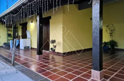 Casa assobradada com 4 quartos (1 suíte) e piscina, no jd champagnat e próximo do com-tour shopping