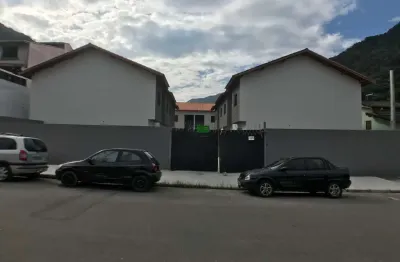 Casa em condomínio com 2 suítes a venda . bairro cidade jardim , caraguatatuba sp