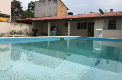 Compre casa com 2 suítes, edícula, varanda gourmet, área verde e piscina no jardim gaivotas em caraguatatuba sp