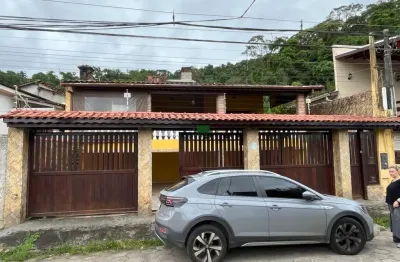 Casa para locação, com 3 suítes, localizada ao lado do centro de caraguatatuba