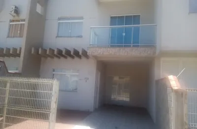 Alugo sobrado com ar condicionado nos dormitórios a 150 m da prais