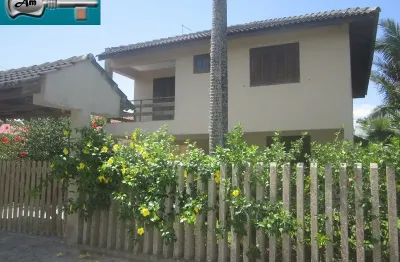 Sobrado com 4 quartos. capacidade para 15 pessoas a 150 metros da praia