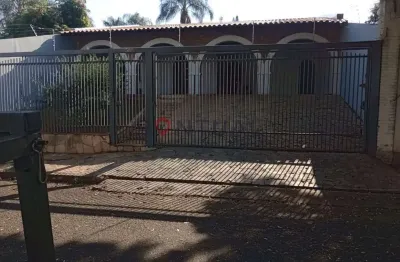Casa para alugar senador salgado filho, marília. 3 quartos (2 suítes), móveis planejados, 210m², 4 vagas. visite hoje