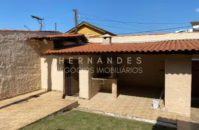 Casa à venda com 2 dormitórios, área gourmet, jardim com espaço para piscina e 4 vagas de garagem no centro santana de parnaíba