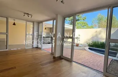 Casa moderna e recém reformada no tamboré 06 em santana de parnaíba-sp: 3 quartos, 1 suíte, 3 salas, 4 banheiros, 2 vagas de garagem, 165 m² de área.