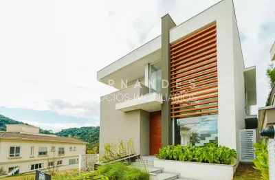 Casa de alto padrão em alphaville: 4 suítes, 3 salas e 625m² de área privativa.