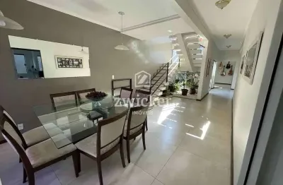 Lindo sobrado com 5 suítes e área de lazer completa na região alta da cidade!