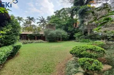 Casa em cidade jardim: 599m², construídos, 4 suítes, 5 vagas.