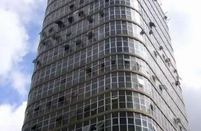 Cj com, p/ locação, com sala dividida, formando 2 ambientes, 1 banheiro, sem vaga. próx. metrô sé.