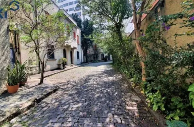 Casa de vila p/ locação, 6 salas, banheiro, condomínio tombado. próximo a faap.