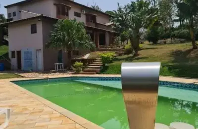 Casa em condomínio com suíte master, piscina, sauna, paisagismo