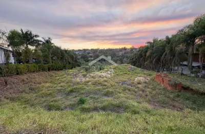 Terreno de 2.500m² com fundo para o lago no mosteiro de itaici