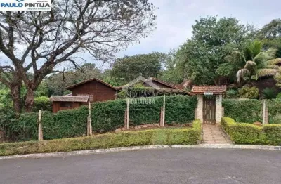 Chácara de 4.200m com casa de madeira e piscina no vale das laranjeiras