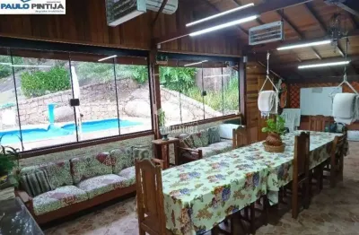 Chácara de 4.200m com casa de madeira e piscina no vale das laranjeiras