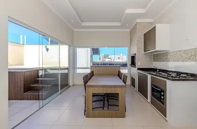 Privacidade e conforto a poucos metros da praia brava, mobiliado e ainda com jacuzzi