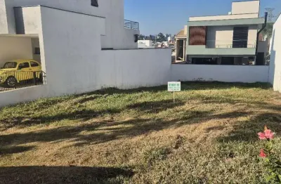 Ótimo terreno á venda no condomínio campos do conde com 250 m2 de área sendo 10x25, há 4km da rodovia castelo branco e perto de comércio em geral.