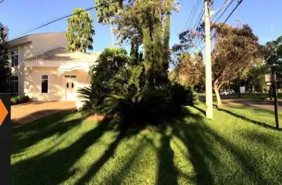 Casa encantadora á venda ou locação no lago azul, projetada por monalisa zaccariotto com 544 m2 de área construída e terreno de 1.066,29 m2 e golf