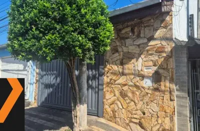 Casa à venda na vila santa rita com 3 quartos , sendo uma suíte e na parte de baixo um apartamento com cozinha, banheiro e quarto