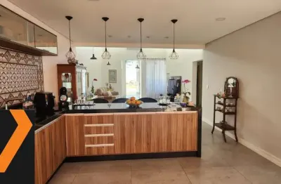 Ótima casa para venda no condomínio Ibiti Reserva em Sorocaba com 3 suítes sendo duas no piso inferior, área gourmet, garagem para 4 carros