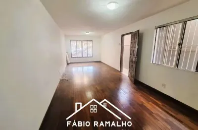 Sobrado à venda com 3 dormitórios, suíte, e 2 vagas de garagens.