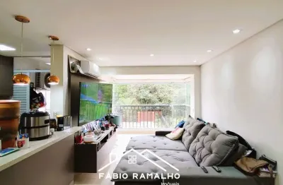 Apartamento com 3 dormitórios, suíte, varanda, 2 vagas de garagens.