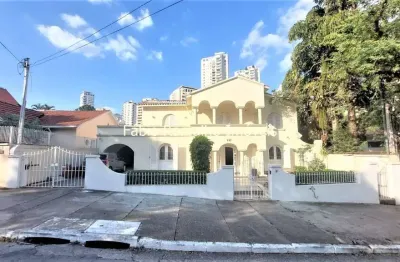 Casa para venda na região do pacaembu, com 2 suíte, e 6 vagas de garagem.