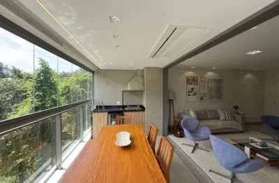 Apartamento amplo a poucos passos do mar disponível para venda em local nobre.