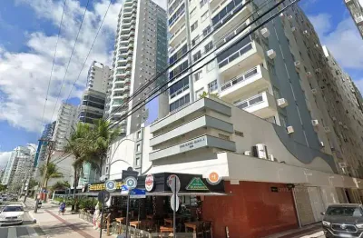 Apartamento lateral em prédio frente mar com 1 suíte e 2 dormitórios pronto para morar.