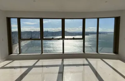 Andar alto no yachthouse residence club alto padrão com 04 suítes, dependência e linda vista cinematografica do mar.