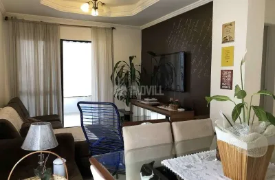 Amplo apartamento com 02 suítes mais 01 dormitório e 01 vaga semi-mobiliado em rua reta ao mar no centro.