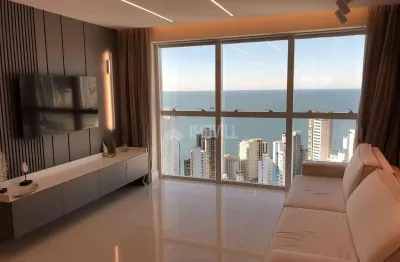 Apartamento alto padrão em andar alto com vista do mar finamente mobiliado, decorado e equipado com 03 suítes.