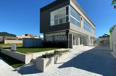 Linda casa nova em condomínio fechado com 03 suítes, 02 pisos e piscina privativa no caledônia.