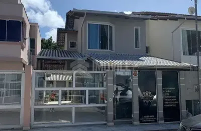 Linda casa mobiliada com piscina a apenas 5 minuto da praia de balneário camboriú.