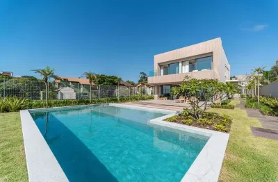 Mansão cinematográfica nova, frente mar, pronta para morar finamente mobiliada, equipada e decorada.