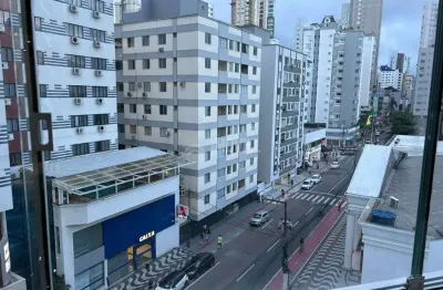 Apartamento mobiliado com 2 dormitórios 1 suíte 1 vaga quadra mar em balneário camboriú