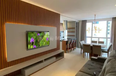 Lindo apartamento diferenciado finamente mobiliado e equipado pronto para morar a 460m da praia.