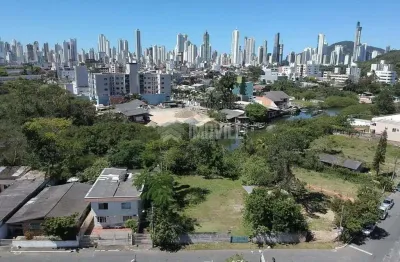 Ótima área - terreno - no bairro jardim iate clube de fundos para o rio camboriú.