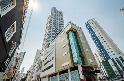 Locação anual - apartamento alto padrão com 03 suítes finamente mobiliado e equipado na avenida central.